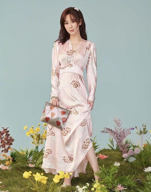 杨紫的夏季穿搭少女感爆棚,穿一袭白色泡泡袖连衣裙,又纯又美